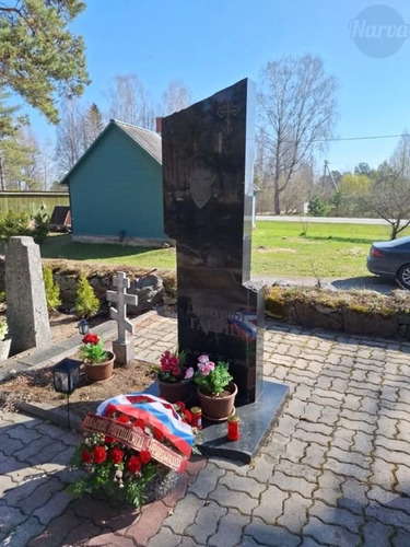 Посольство РФ в Эстонии возложило цветы к могиле Ганина в годовщину Бронзовой ночи. - Город Нарва